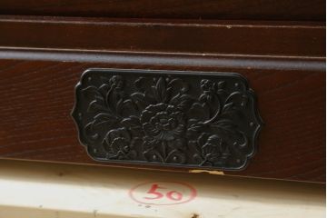 中古　寿楽　欅(ケヤキ)材　隠し付き　存在感のある金具付きの民芸箪笥(サイドボード、リビングボード、食器棚、収納棚、戸棚、カップボード、サイドキャビネット)(R-082635)
