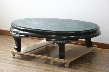 中古　民芸家具　オーバル型　ガラス天板付き　鳳凰(ホウオウ)　華やかなお部屋を演出する螺鈿細工が素敵な座卓(ローテーブル、センターテーブル、リビングテーブル)(定価約70万円)(R-082638)