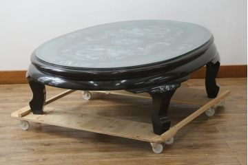 中古　民芸家具　オーバル型　ガラス天板付き　鳳凰(ホウオウ)　華やかなお部屋を演出する螺鈿細工が素敵な座卓(ローテーブル、センターテーブル、リビングテーブル)(定価約70万円)(R-082638)