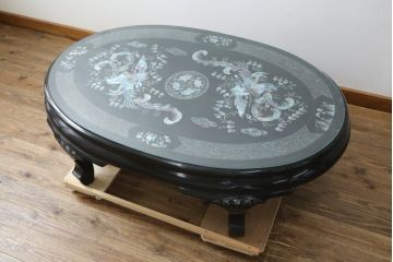 中古　民芸家具　オーバル型　ガラス天板付き　鳳凰(ホウオウ)　華やかなお部屋を演出する螺鈿細工が素敵な座卓(ローテーブル、センターテーブル、リビングテーブル)(定価約70万円)(R-082638)