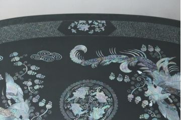 中古　民芸家具　オーバル型　ガラス天板付き　鳳凰(ホウオウ)　華やかなお部屋を演出する螺鈿細工が素敵な座卓(ローテーブル、センターテーブル、リビングテーブル)(定価約70万円)(R-082638)