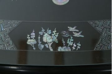 中古　民芸家具　オーバル型　ガラス天板付き　鳳凰(ホウオウ)　華やかなお部屋を演出する螺鈿細工が素敵な座卓(ローテーブル、センターテーブル、リビングテーブル)(定価約70万円)(R-082638)