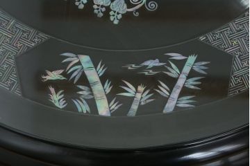 中古　民芸家具　オーバル型　ガラス天板付き　鳳凰(ホウオウ)　華やかなお部屋を演出する螺鈿細工が素敵な座卓(ローテーブル、センターテーブル、リビングテーブル)(定価約70万円)(R-082638)
