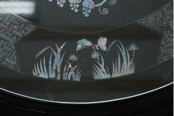 中古　民芸家具　オーバル型　ガラス天板付き　鳳凰(ホウオウ)　華やかなお部屋を演出する螺鈿細工が素敵な座卓(ローテーブル、センターテーブル、リビングテーブル)(定価約70万円)(R-082638)