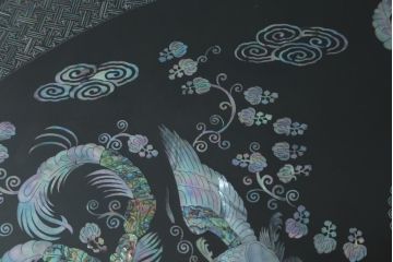 中古　民芸家具　オーバル型　ガラス天板付き　鳳凰(ホウオウ)　華やかなお部屋を演出する螺鈿細工が素敵な座卓(ローテーブル、センターテーブル、リビングテーブル)(定価約70万円)(R-082638)