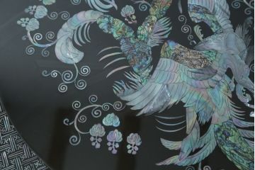 中古　民芸家具　オーバル型　ガラス天板付き　鳳凰(ホウオウ)　華やかなお部屋を演出する螺鈿細工が素敵な座卓(ローテーブル、センターテーブル、リビングテーブル)(定価約70万円)(R-082638)