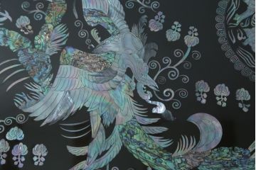 中古　民芸家具　オーバル型　ガラス天板付き　鳳凰(ホウオウ)　華やかなお部屋を演出する螺鈿細工が素敵な座卓(ローテーブル、センターテーブル、リビングテーブル)(定価約70万円)(R-082638)