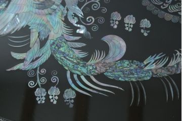 中古　民芸家具　オーバル型　ガラス天板付き　鳳凰(ホウオウ)　華やかなお部屋を演出する螺鈿細工が素敵な座卓(ローテーブル、センターテーブル、リビングテーブル)(定価約70万円)(R-082638)