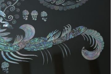 中古　民芸家具　オーバル型　ガラス天板付き　鳳凰(ホウオウ)　華やかなお部屋を演出する螺鈿細工が素敵な座卓(ローテーブル、センターテーブル、リビングテーブル)(定価約70万円)(R-082638)