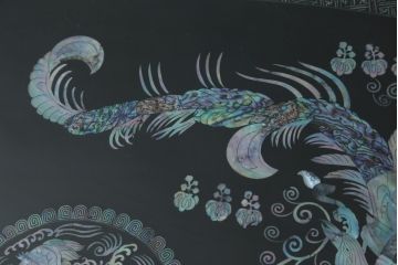 中古　民芸家具　オーバル型　ガラス天板付き　鳳凰(ホウオウ)　華やかなお部屋を演出する螺鈿細工が素敵な座卓(ローテーブル、センターテーブル、リビングテーブル)(定価約70万円)(R-082638)