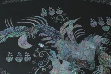 中古　民芸家具　オーバル型　ガラス天板付き　鳳凰(ホウオウ)　華やかなお部屋を演出する螺鈿細工が素敵な座卓(ローテーブル、センターテーブル、リビングテーブル)(定価約70万円)(R-082638)