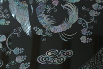 中古　民芸家具　オーバル型　ガラス天板付き　鳳凰(ホウオウ)　華やかなお部屋を演出する螺鈿細工が素敵な座卓(ローテーブル、センターテーブル、リビングテーブル)(定価約70万円)(R-082638)