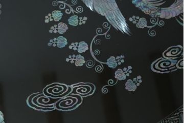 中古　民芸家具　オーバル型　ガラス天板付き　鳳凰(ホウオウ)　華やかなお部屋を演出する螺鈿細工が素敵な座卓(ローテーブル、センターテーブル、リビングテーブル)(定価約70万円)(R-082638)