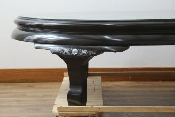 中古　民芸家具　オーバル型　ガラス天板付き　鳳凰(ホウオウ)　華やかなお部屋を演出する螺鈿細工が素敵な座卓(ローテーブル、センターテーブル、リビングテーブル)(定価約70万円)(R-082638)
