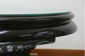 中古　民芸家具　オーバル型　ガラス天板付き　鳳凰(ホウオウ)　華やかなお部屋を演出する螺鈿細工が素敵な座卓(ローテーブル、センターテーブル、リビングテーブル)(定価約70万円)(R-082638)