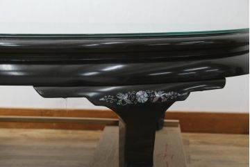 中古　民芸家具　オーバル型　ガラス天板付き　鳳凰(ホウオウ)　華やかなお部屋を演出する螺鈿細工が素敵な座卓(ローテーブル、センターテーブル、リビングテーブル)(定価約70万円)(R-082638)