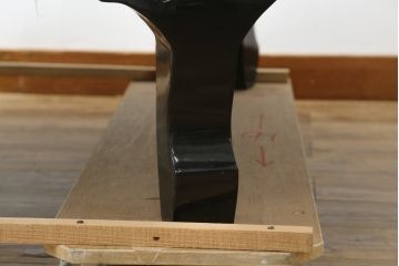 中古　民芸家具　オーバル型　ガラス天板付き　鳳凰(ホウオウ)　華やかなお部屋を演出する螺鈿細工が素敵な座卓(ローテーブル、センターテーブル、リビングテーブル)(定価約70万円)(R-082638)