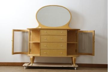 中古　美品　高級品!!　松創(MATSUSO・マツソウ)　バーズアイメープル　曲げガラス　品のある佇まいのドレッサーとスツールのセット(化粧台、鏡台、ミラー、イス、椅子、飾り棚、ガラスケース、収納棚、戸棚、引き出し、ドレッシングチェスト)(定価約173万円)(R-082639)