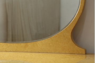 中古　美品　高級品!!　松創(MATSUSO・マツソウ)　バーズアイメープル　曲げガラス　品のある佇まいのドレッサーとスツールのセット(化粧台、鏡台、ミラー、イス、椅子、飾り棚、ガラスケース、収納棚、戸棚、引き出し、ドレッシングチェスト)(定価約173万円)(R-082639)