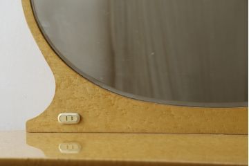 中古　美品　高級品!!　松創(MATSUSO・マツソウ)　バーズアイメープル　曲げガラス　品のある佇まいのドレッサーとスツールのセット(化粧台、鏡台、ミラー、イス、椅子、飾り棚、ガラスケース、収納棚、戸棚、引き出し、ドレッシングチェスト)(定価約173万円)(R-082639)