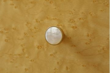中古　美品　高級品!!　松創(MATSUSO・マツソウ)　バーズアイメープル　曲げガラス　品のある佇まいのドレッサーとスツールのセット(化粧台、鏡台、ミラー、イス、椅子、飾り棚、ガラスケース、収納棚、戸棚、引き出し、ドレッシングチェスト)(定価約173万円)(R-082639)