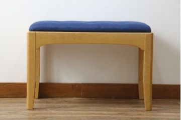 中古　美品　高級品!!　松創(MATSUSO・マツソウ)　バーズアイメープル　曲げガラス　品のある佇まいのドレッサーとスツールのセット(化粧台、鏡台、ミラー、イス、椅子、飾り棚、ガラスケース、収納棚、戸棚、引き出し、ドレッシングチェスト)(定価約173万円)(R-082639)