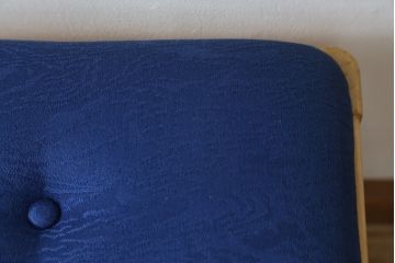 中古　美品　高級品!!　松創(MATSUSO・マツソウ)　バーズアイメープル　曲げガラス　品のある佇まいのドレッサーとスツールのセット(化粧台、鏡台、ミラー、イス、椅子、飾り棚、ガラスケース、収納棚、戸棚、引き出し、ドレッシングチェスト)(定価約173万円)(R-082639)