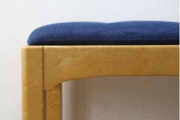 中古　美品　高級品!!　松創(MATSUSO・マツソウ)　バーズアイメープル　曲げガラス　品のある佇まいのドレッサーとスツールのセット(化粧台、鏡台、ミラー、イス、椅子、飾り棚、ガラスケース、収納棚、戸棚、引き出し、ドレッシングチェスト)(定価約173万円)(R-082639)