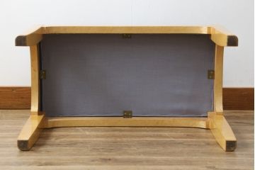 中古　美品　高級品!!　松創(MATSUSO・マツソウ)　バーズアイメープル　曲げガラス　品のある佇まいのドレッサーとスツールのセット(化粧台、鏡台、ミラー、イス、椅子、飾り棚、ガラスケース、収納棚、戸棚、引き出し、ドレッシングチェスト)(定価約173万円)(R-082639)