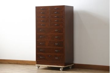 中古　超美品!!　国産職人手作り　工芸家具　三方欅(ケヤキ)材　内部桐材　個性的な取っ手が目を引く引き出し15杯付き縦型収納箪笥(和箪笥、和タンス、チェスト、小引き出し)(定価推定約50万円)(R-082640)