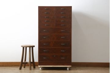 中古　超美品!!　国産職人手作り　工芸家具　三方欅(ケヤキ)材　内部桐材　個性的な取っ手が目を引く引き出し15杯付き縦型収納箪笥(和箪笥、和タンス、チェスト、小引き出し)(定価推定約50万円)(R-082640)