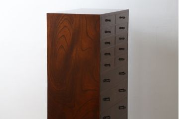 中古　超美品!!　国産職人手作り　工芸家具　三方欅(ケヤキ)材　内部桐材　個性的な取っ手が目を引く引き出し15杯付き縦型収納箪笥(和箪笥、和タンス、チェスト、小引き出し)(定価推定約50万円)(R-082640)