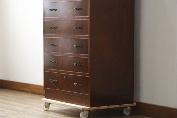 中古　超美品!!　国産職人手作り　工芸家具　三方欅(ケヤキ)材　内部桐材　個性的な取っ手が目を引く引き出し15杯付き縦型収納箪笥(和箪笥、和タンス、チェスト、小引き出し)(定価推定約50万円)(R-082640)