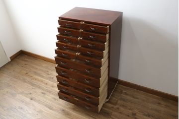 中古　超美品!!　国産職人手作り　工芸家具　三方欅(ケヤキ)材　内部桐材　個性的な取っ手が目を引く引き出し15杯付き縦型収納箪笥(和箪笥、和タンス、チェスト、小引き出し)(定価推定約50万円)(R-082640)