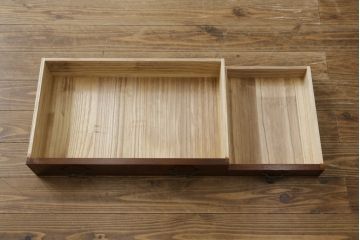 中古　超美品!!　国産職人手作り　工芸家具　三方欅(ケヤキ)材　内部桐材　個性的な取っ手が目を引く引き出し15杯付き縦型収納箪笥(和箪笥、和タンス、チェスト、小引き出し)(定価推定約50万円)(R-082640)