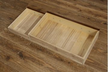 中古　超美品!!　国産職人手作り　工芸家具　三方欅(ケヤキ)材　内部桐材　個性的な取っ手が目を引く引き出し15杯付き縦型収納箪笥(和箪笥、和タンス、チェスト、小引き出し)(定価推定約50万円)(R-082640)