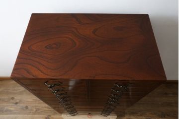 中古　超美品!!　国産職人手作り　工芸家具　三方欅(ケヤキ)材　内部桐材　個性的な取っ手が目を引く引き出し15杯付き縦型収納箪笥(和箪笥、和タンス、チェスト、小引き出し)(定価推定約50万円)(R-082640)