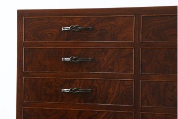 中古　超美品!!　国産職人手作り　工芸家具　三方欅(ケヤキ)材　内部桐材　個性的な取っ手が目を引く引き出し15杯付き縦型収納箪笥(和箪笥、和タンス、チェスト、小引き出し)(定価推定約50万円)(R-082640)