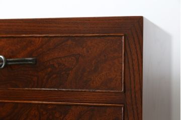 中古　超美品!!　国産職人手作り　工芸家具　三方欅(ケヤキ)材　内部桐材　個性的な取っ手が目を引く引き出し15杯付き縦型収納箪笥(和箪笥、和タンス、チェスト、小引き出し)(定価推定約50万円)(R-082640)