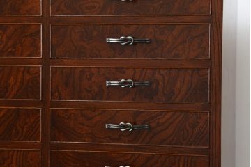 中古　超美品!!　国産職人手作り　工芸家具　三方欅(ケヤキ)材　内部桐材　個性的な取っ手が目を引く引き出し15杯付き縦型収納箪笥(和箪笥、和タンス、チェスト、小引き出し)(定価推定約50万円)(R-082640)