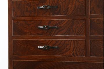 中古　超美品!!　国産職人手作り　工芸家具　三方欅(ケヤキ)材　内部桐材　個性的な取っ手が目を引く引き出し15杯付き縦型収納箪笥(和箪笥、和タンス、チェスト、小引き出し)(定価推定約50万円)(R-082640)