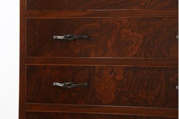 中古　超美品!!　国産職人手作り　工芸家具　三方欅(ケヤキ)材　内部桐材　個性的な取っ手が目を引く引き出し15杯付き縦型収納箪笥(和箪笥、和タンス、チェスト、小引き出し)(定価推定約50万円)(R-082640)