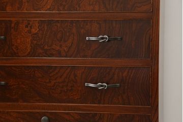 中古　超美品!!　国産職人手作り　工芸家具　三方欅(ケヤキ)材　内部桐材　個性的な取っ手が目を引く引き出し15杯付き縦型収納箪笥(和箪笥、和タンス、チェスト、小引き出し)(定価推定約50万円)(R-082640)