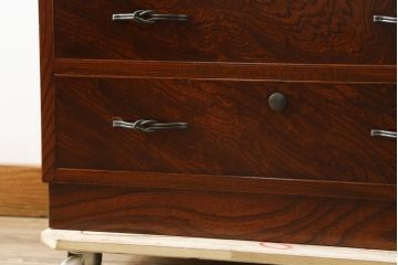 中古　超美品!!　国産職人手作り　工芸家具　三方欅(ケヤキ)材　内部桐材　個性的な取っ手が目を引く引き出し15杯付き縦型収納箪笥(和箪笥、和タンス、チェスト、小引き出し)(定価推定約50万円)(R-082640)