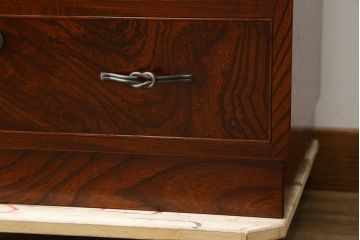 中古　超美品!!　国産職人手作り　工芸家具　三方欅(ケヤキ)材　内部桐材　個性的な取っ手が目を引く引き出し15杯付き縦型収納箪笥(和箪笥、和タンス、チェスト、小引き出し)(定価推定約50万円)(R-082640)