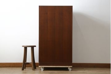 中古　超美品!!　国産職人手作り　工芸家具　三方欅(ケヤキ)材　内部桐材　個性的な取っ手が目を引く引き出し15杯付き縦型収納箪笥(和箪笥、和タンス、チェスト、小引き出し)(定価推定約50万円)(R-082640)
