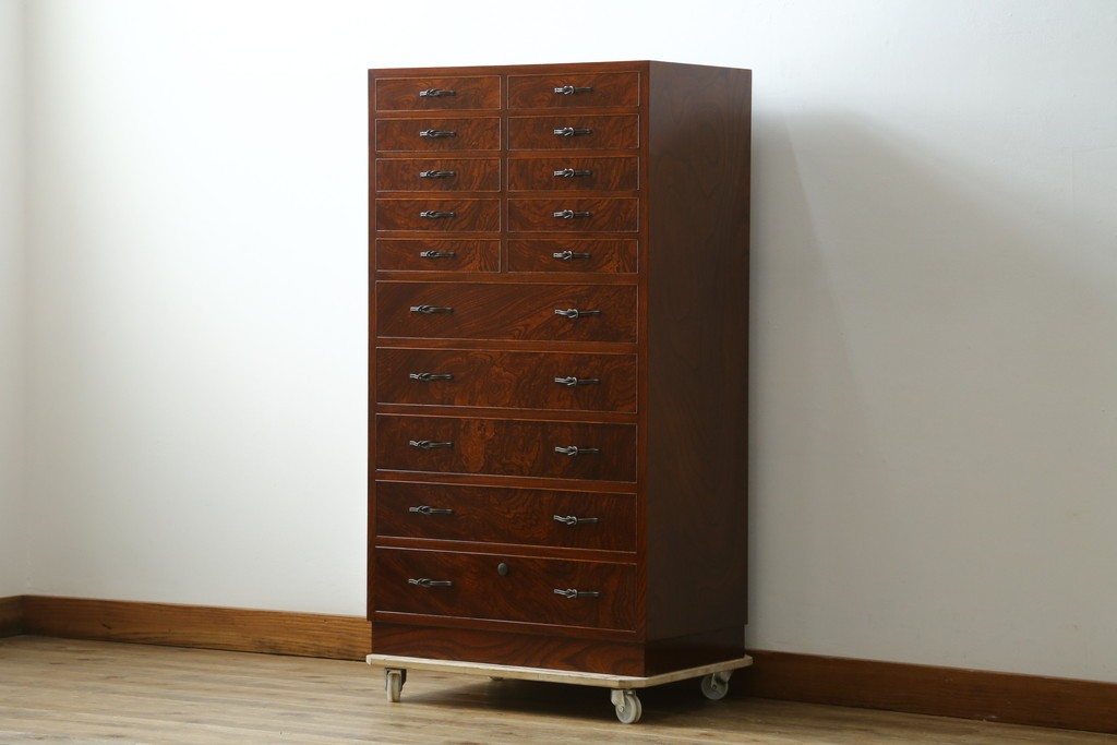中古　超美品!!　国産職人手作り　工芸家具　三方欅(ケヤキ)材　内部桐材　個性的な取っ手が目を引く引き出し15杯付き縦型収納箪笥　定価推定約50万円　(R-082640)