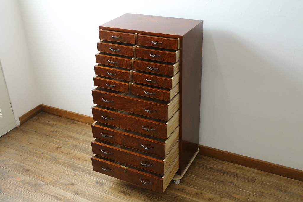 中古　超美品!!　国産職人手作り　工芸家具　三方欅(ケヤキ)材　内部桐材　個性的な取っ手が目を引く引き出し15杯付き縦型収納箪笥　定価推定約50万円　(R-082640)