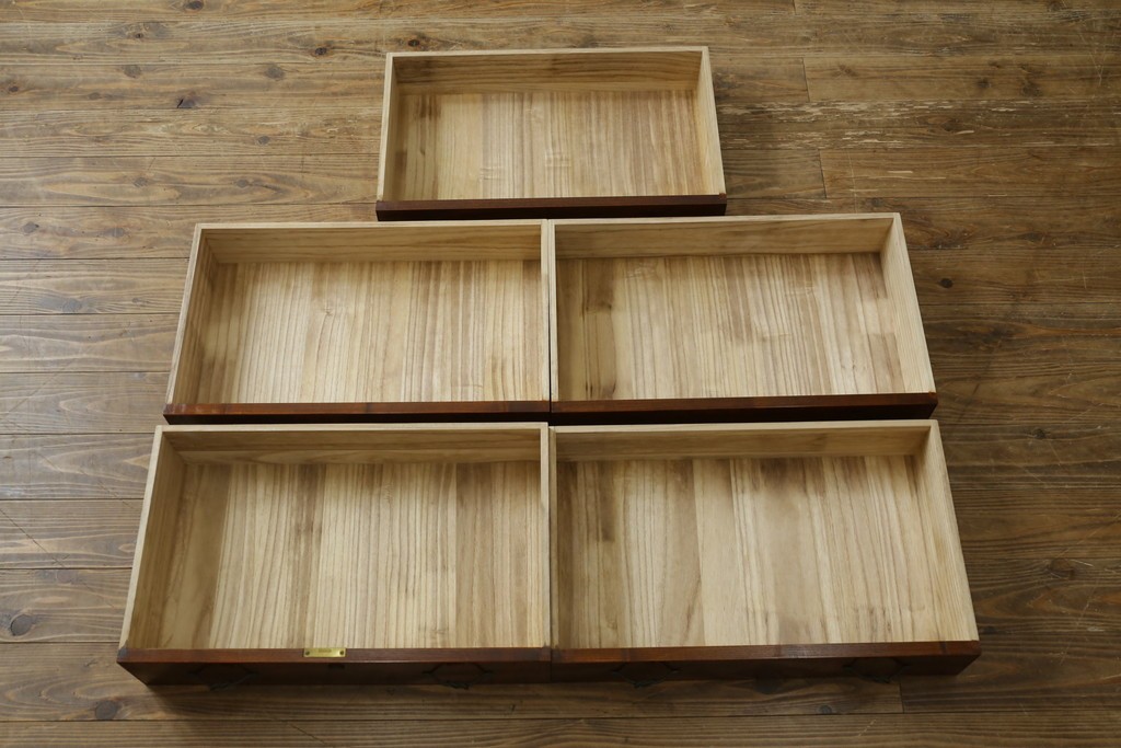 中古　超美品!!　国産職人手作り　工芸家具　三方欅(ケヤキ)材　内部桐材　個性的な取っ手が目を引く引き出し15杯付き縦型収納箪笥　定価推定約50万円　(R-082640)