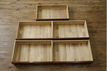 中古　超美品!!　国産職人手作り　工芸家具　三方欅(ケヤキ)材　内部桐材　個性的な取っ手が目を引く引き出し15杯付き縦型収納箪笥　定価推定約50万円　(R-082640)
